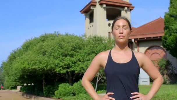 Женщина Занимающаяся Спортом Парке Фокусируется Дыхании После Тренировки — стоковое видео