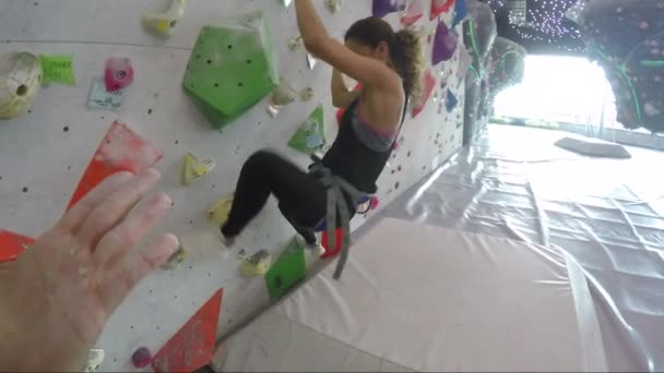 Frau Stürzt Von Künstlicher Mauer Auf Sicherheitskissen Und Lacht — Stockvideo