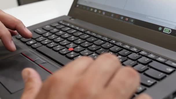 Gros Plans Scientifiques Programmeurs Tapant Sur Clavier Utilisant Une Souris — Video