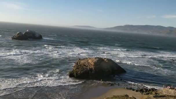 Ωκεανό Κύματα Συντρίβονται Μια Παραλία Του Σαν Φρανσίσκο — Αρχείο Βίντεο