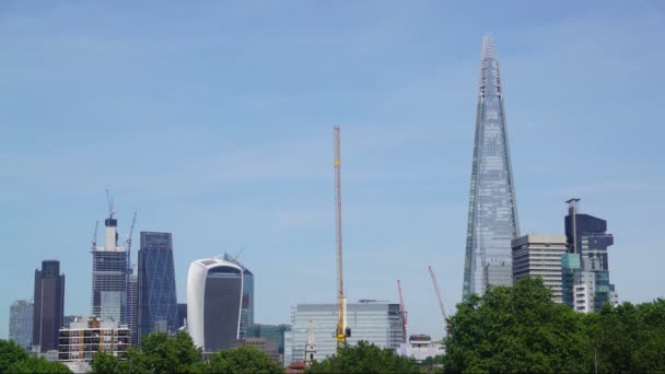 Londen Skyline Als Vogels Rondvliegen Een Zonnige Blauwe Hemel Dag — Stockvideo