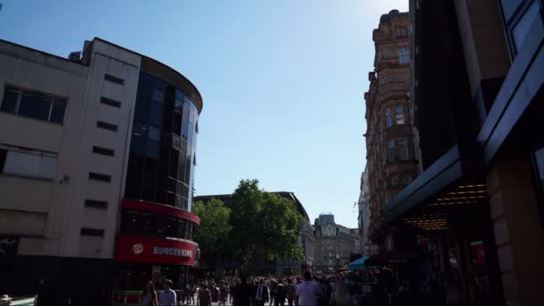 Timelapse szélén leceister sqaure ahogy az emberek bemennek és ki a téren a központi London.