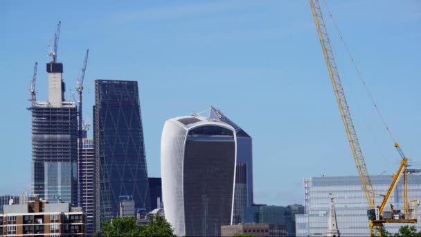 鳥がロンドンの晴れた青空の日に飛び回るように ロンドンのスカイラインはウォーキートーキーの建物のショット — ストック動画
