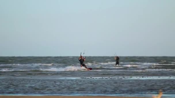 Gün Batımında Altona Sahili Nin Önünde Uyanan Adam — Stok video