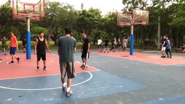 Взрослые Молодые Азиаты Играют Баскетбол Daan Park Taipei Летом — стоковое видео