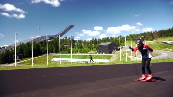 Rollschuhtraining Auf Der Schanze Der Nähe Der Holmenkollen Schanze Kinder — Stockvideo