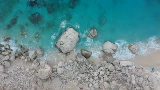 Снимок Беспилотника Разбивающегося Скалы Возле Пляжа — стоковое видео