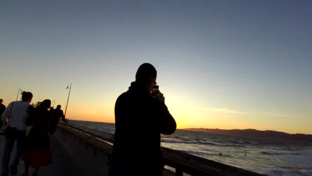Slow Motion Dos Amantes Abrazan Muelle Venecia California — Vídeos de Stock