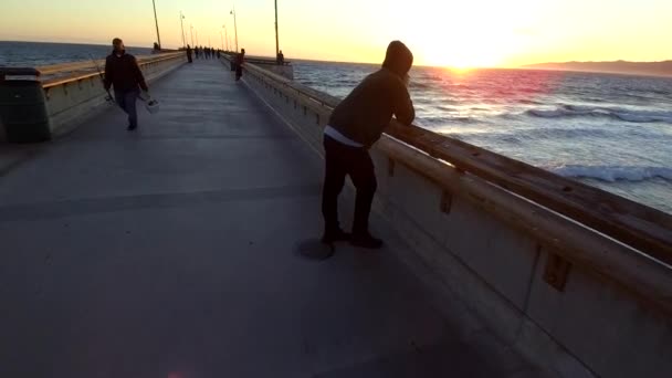 慢动作 在神奇时刻穿着连帽衫的男子在威尼斯的威尼斯码头上 — 图库视频影像