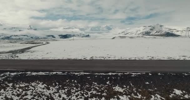 Ισλανδία Snowfield Aerial Rise Road Βουνά Στο Πίσω Μέρος — Αρχείο Βίντεο