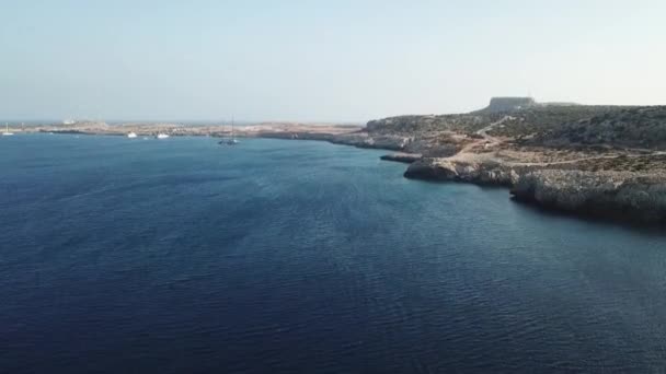 キプロスのガボ グレコ グレコ アイアナパ岬の海岸の上昇する空中ドローン — ストック動画