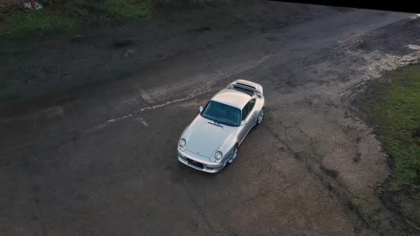 Porsche Prata Carro Esporte Parado Galpão Cheio Casca Lado País — Vídeo de Stock