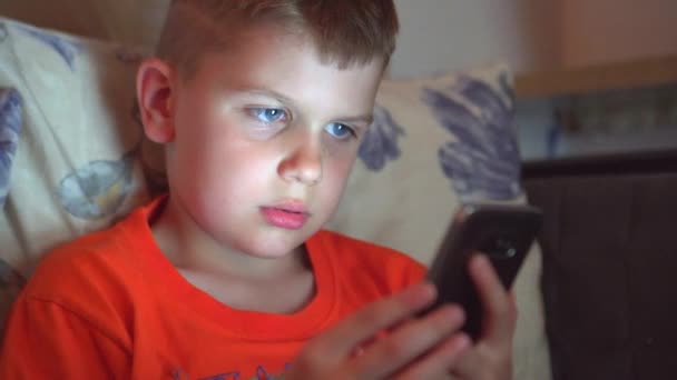 Enfant Utilisant Smartphone Dans Une Pièce Sombre — Video