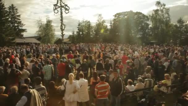 Traditionele Zweedse Midzomer Pole Dancing Prachtig Traditioneel Midzomer Festival Bij — Stockvideo