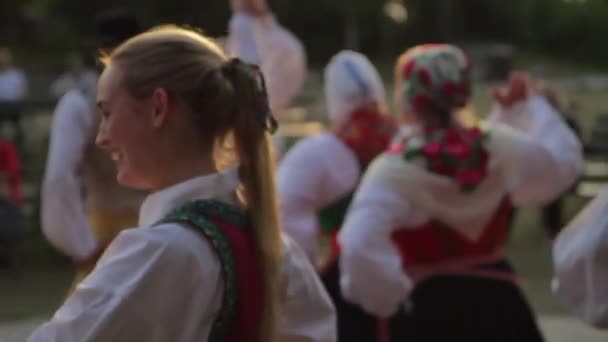 Traditionella Svenska Folkdansare Vacker Traditionell Midsommardansfestival Skansen Resor Sverige — Stockvideo