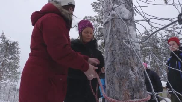 Ensinar Sami Reindeer Husbandry Juventude Adolescentes Aprendendo Cuidar Renas Transmitindo — Vídeo de Stock