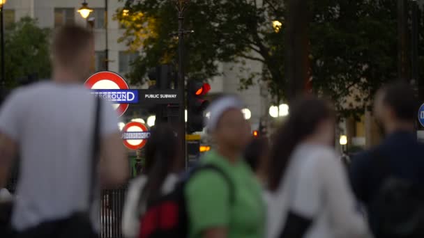 Forgalmas Londoni Utcasarkon Ingázók Turisták Haladnak London Underground Tábla Előtt — Stock videók