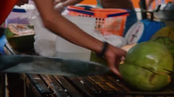 Een Kokosverkoper Kiest Een Kokosnoot Het Openen Een Buko Sap — Stockvideo