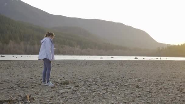 Vrouw Schoppen Rock Rond Bij Ratelslang Meer Tijdens Zonsondergang Washington — Stockvideo