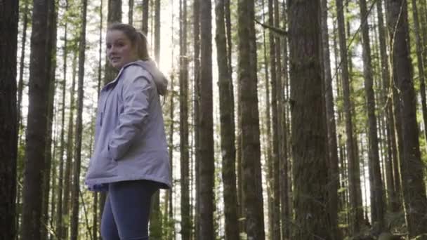 Vrouw Die Heldhaftig Het Bos Staat — Stockvideo