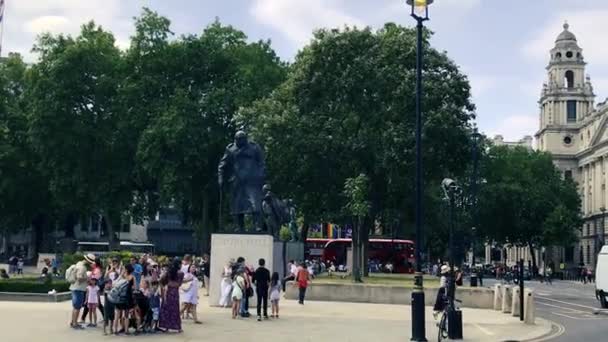 Статуя Сэра Уинстона Черчилля Вестминстере Лондон Жаркий Летний День Толпа — стоковое видео