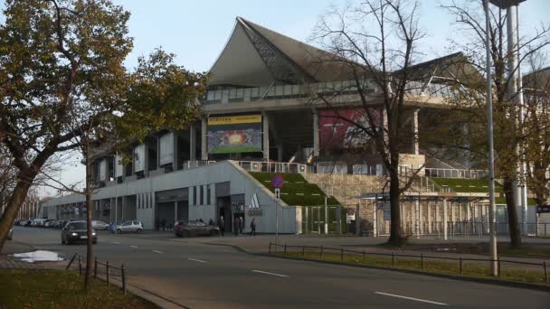 Einspielung Des Nationalstadions Warschau Polen Mit Der Straße Vordergrund — Stockvideo