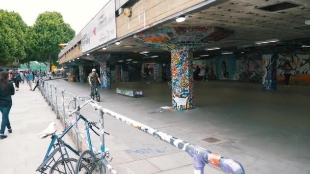 Человек Трюк Велосипед Западном Хиппи Области Лондона Замедленной Съемки — стоковое видео