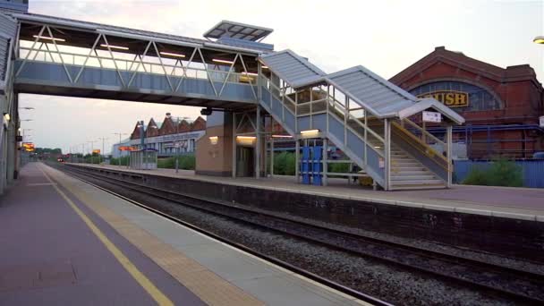 Panela Câmera Estação Trem Loughborough Mostrando Pista Passos Passarela — Vídeo de Stock