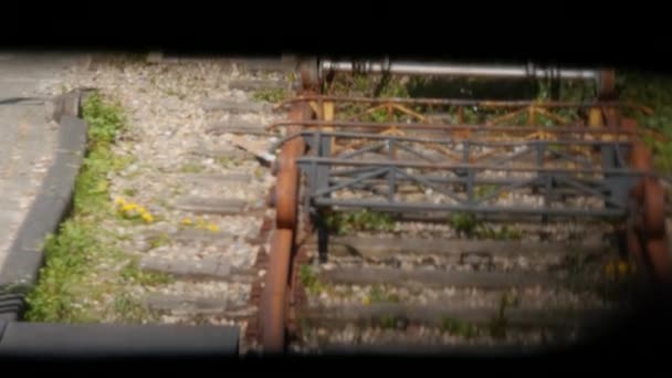 Panning Shot Van Een Oude Houten Roestige Treinwagentje Geparkeerd Bij — Stockvideo