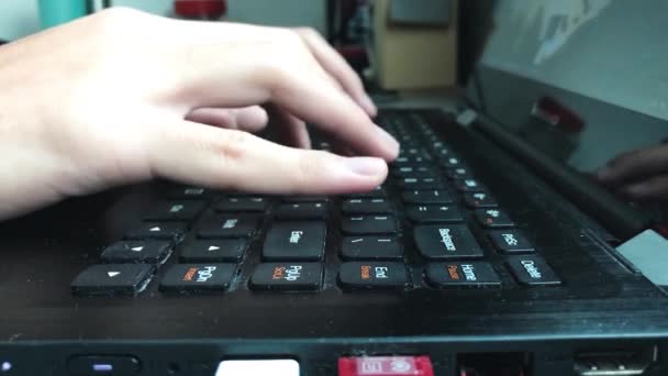 Una Vista Fija Una Persona Escribiendo Teclado Portátil — Vídeos de Stock