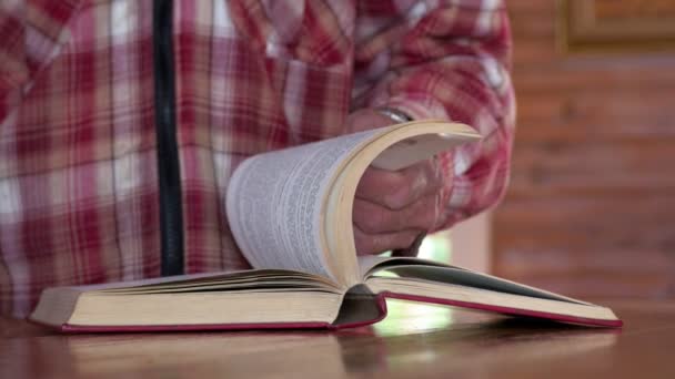 Close Homem Que Flutua Através Livro Capa Dura Uma Mesa — Vídeo de Stock