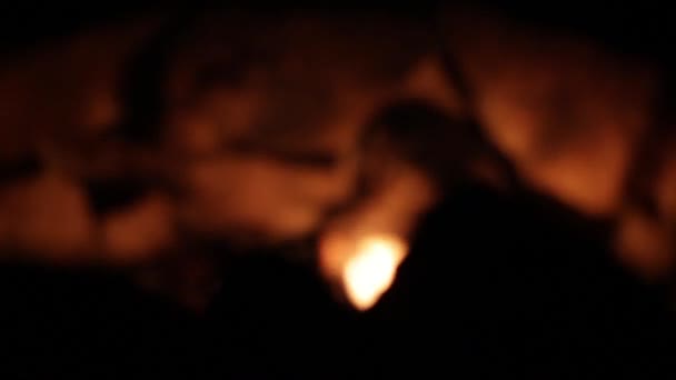 Сегодня Нас Горит Огонь Маленькое Пламя Бросает Красивое Свечение Скалы — стоковое видео