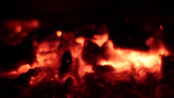 Chimenea Por Noche Con Brasas Ardientes Del Fuego Que Una — Vídeos de Stock
