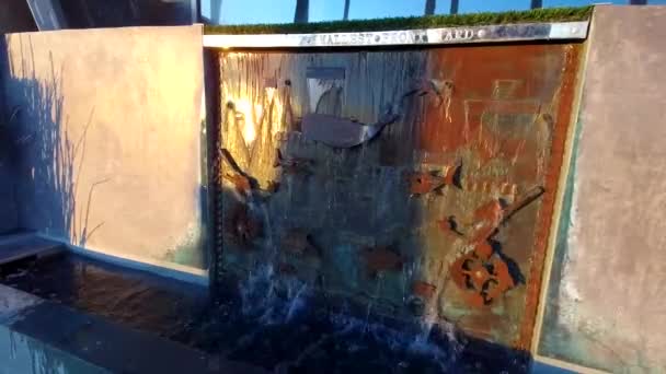 Fuente Móvil Escultura Agua Atardecer — Vídeo de stock