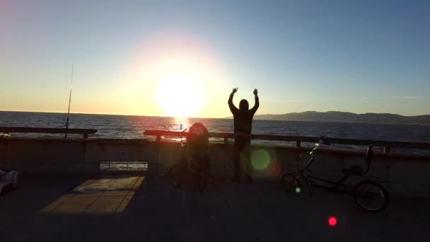 Movimiento Lento Hombre Final Del Muelle Con Los Brazos Agitando — Vídeos de Stock