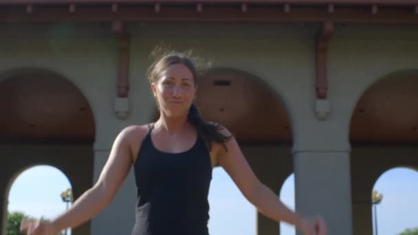 女教练戏弄和挑战摄像机Pov 以跟上她的运动 — 图库视频影像