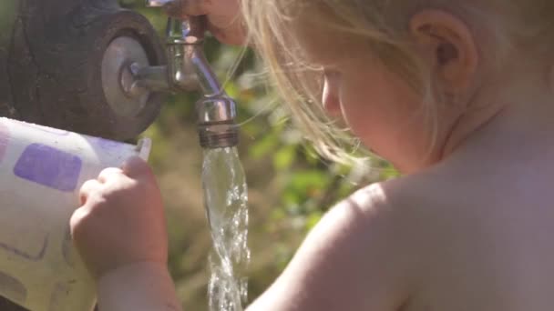 Kind Spelen Met Water Bij Waterkraan Stromend Water Uit Een — Stockvideo