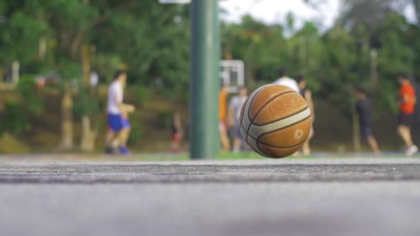 Зосереджуйтеся Оранжево Білому Баскетболі Який Повільно Рухається Відкритому Баскетбольному Майданчику — стокове відео