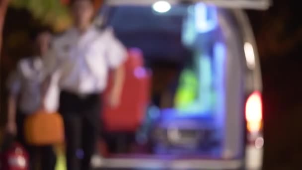 Sanitäter Laufen Von Einem Krankenwagen Auf Die Kamera Und Geraten — Stockvideo