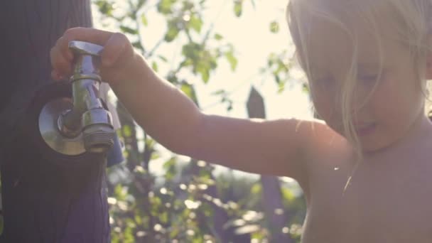 Barn Leker Med Vatten Vid Vattenkranen Flytande Vatten Kran Fontän — Stockvideo