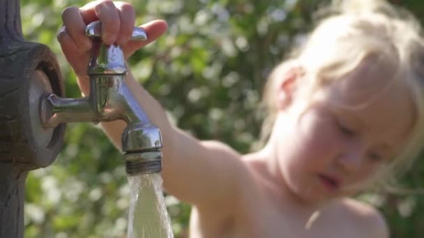 Criança Menina Desliga Torneira Água Jogue Com Água Economize Água — Vídeo de Stock