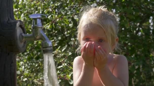 Ragazza Anni Che Beve Acqua Fresca Dal Rubinetto Giardino Concentrati — Video Stock