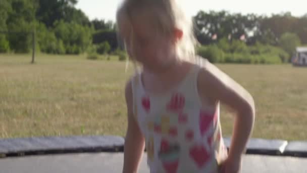 Schattig Jarig Kind Meisje Springt Een Trampoline Langzame Beweging Gemiddeld — Stockvideo