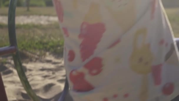 Jolie Petite Fille Accrochée Cadre Escalade Mouvement Lent — Video