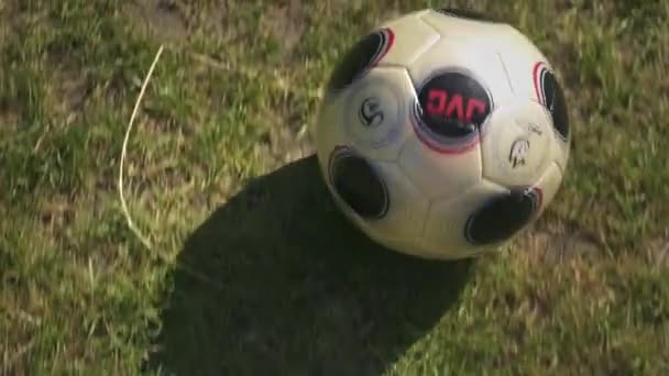 Ξυπόλητος Παίζει Ποδόσφαιρο Στο Γρασίδι Ένα Ποδόσφαιρο 2008 Pov Φορητός — Αρχείο Βίντεο
