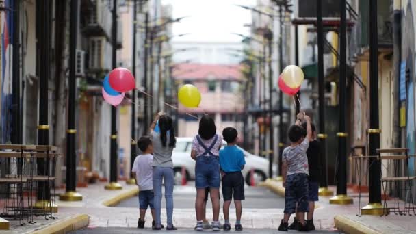 Gruppo Bambini Piedi Strada Con Palloncini Colorati Poi Rilasciarli Galleggiare — Video Stock