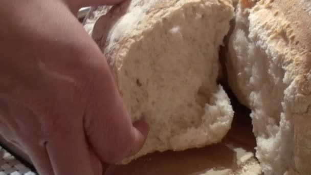 Sluiten Van Handen Breken Van Een Brood — Stockvideo