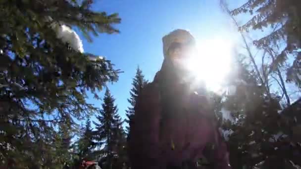 Paar Leuke Wandelingen Winter Het Gooien Van Sneeuw — Stockvideo