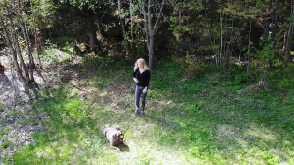 带着一只大狗散步的女孩 — 图库视频影像