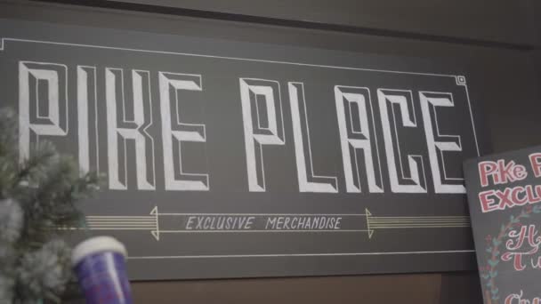 パイクプレイス市場で最初のスターバックスサイン — ストック動画